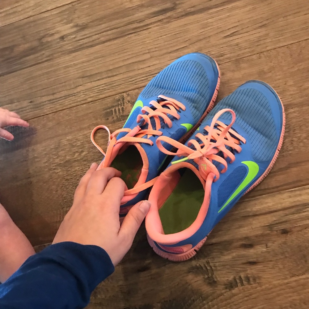 Tennis shoes